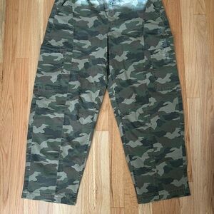 American Eagle Outfitters Women's Green Camouflage Barrel Pants